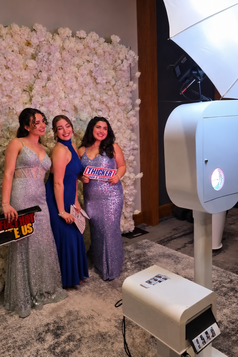 girls photobooth picture